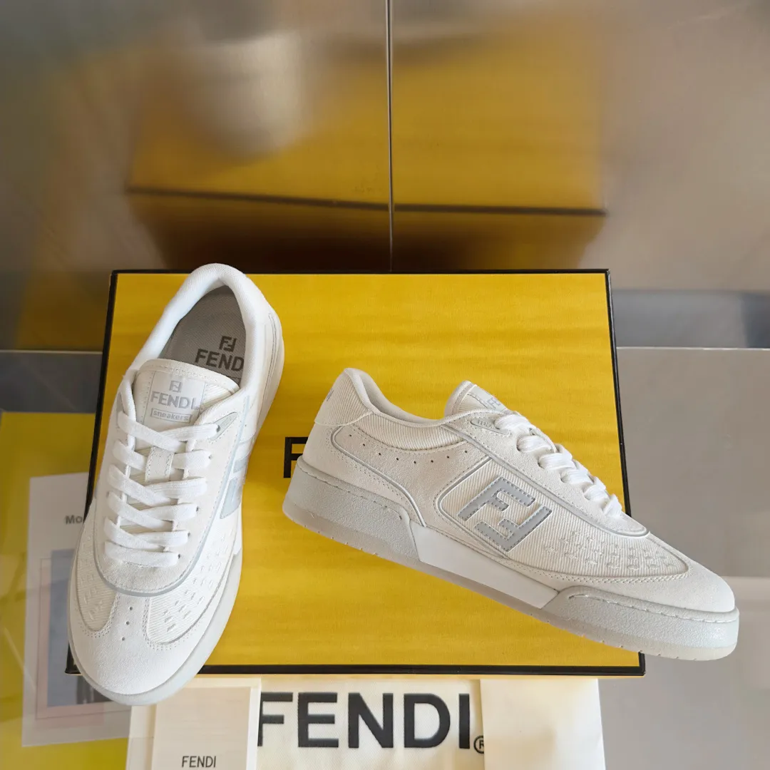 [FENDI] Top P: 720💰 Couple model ▪️ Size: Women's model 35-41 / Men's model 39-45 Top version: Fendi Fendi match series Couple model, film, casual sports shoes, sneakers, original purchase, development and production of these FENDI Match lace-up sports shoes. Small perforations accent the upper. Made of white leather with beige suede details. Matcha green leather FF applique. Rubber sole with FENDI lettering on the side. Comes with exquisite packaging at the counter🛍📦 ▪️ Fabric: Original custom imported first-layer cowhide ▪️ Lining: Imported custom breathable mesh ▪️ Sole: Original molded TPU two-color combination sole ▪️ Sole thickness: 3CM.